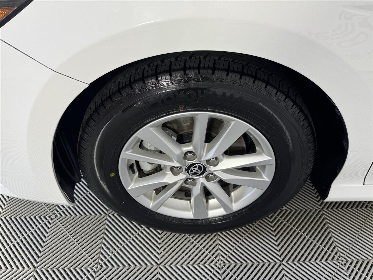 Toyota Camry Hybrid XLE 2025