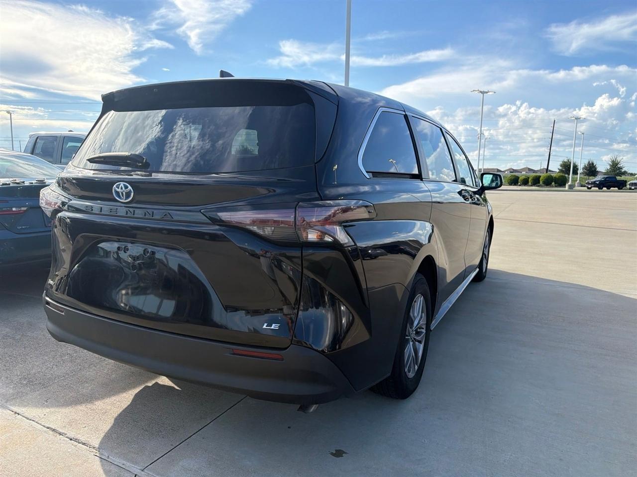 Toyota Sienna LE 8-Passenger 2025