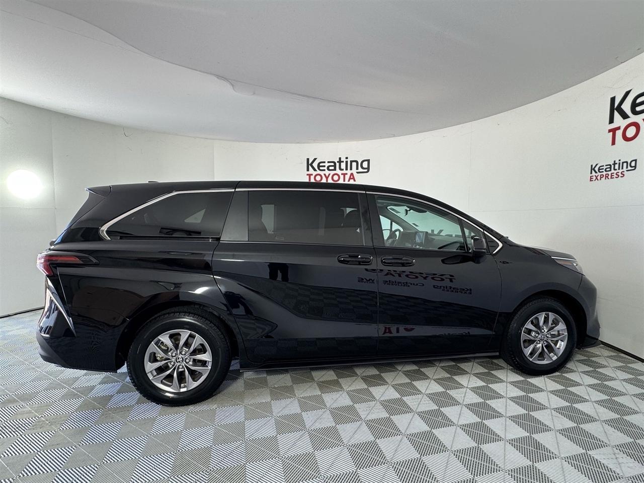 Toyota Sienna LE 8-Passenger 2025