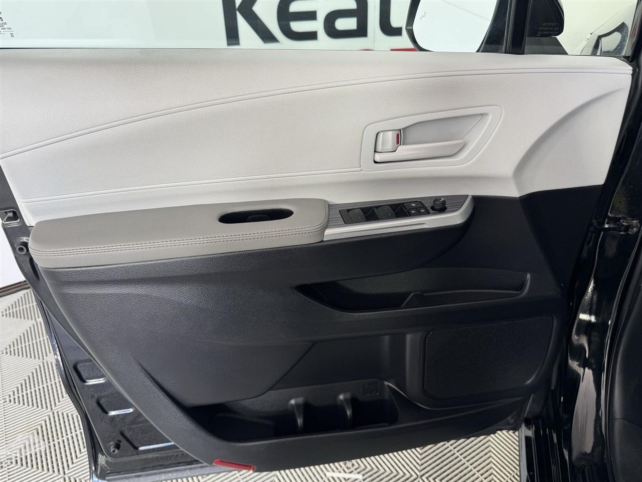 Toyota Sienna LE 8-Passenger 2025