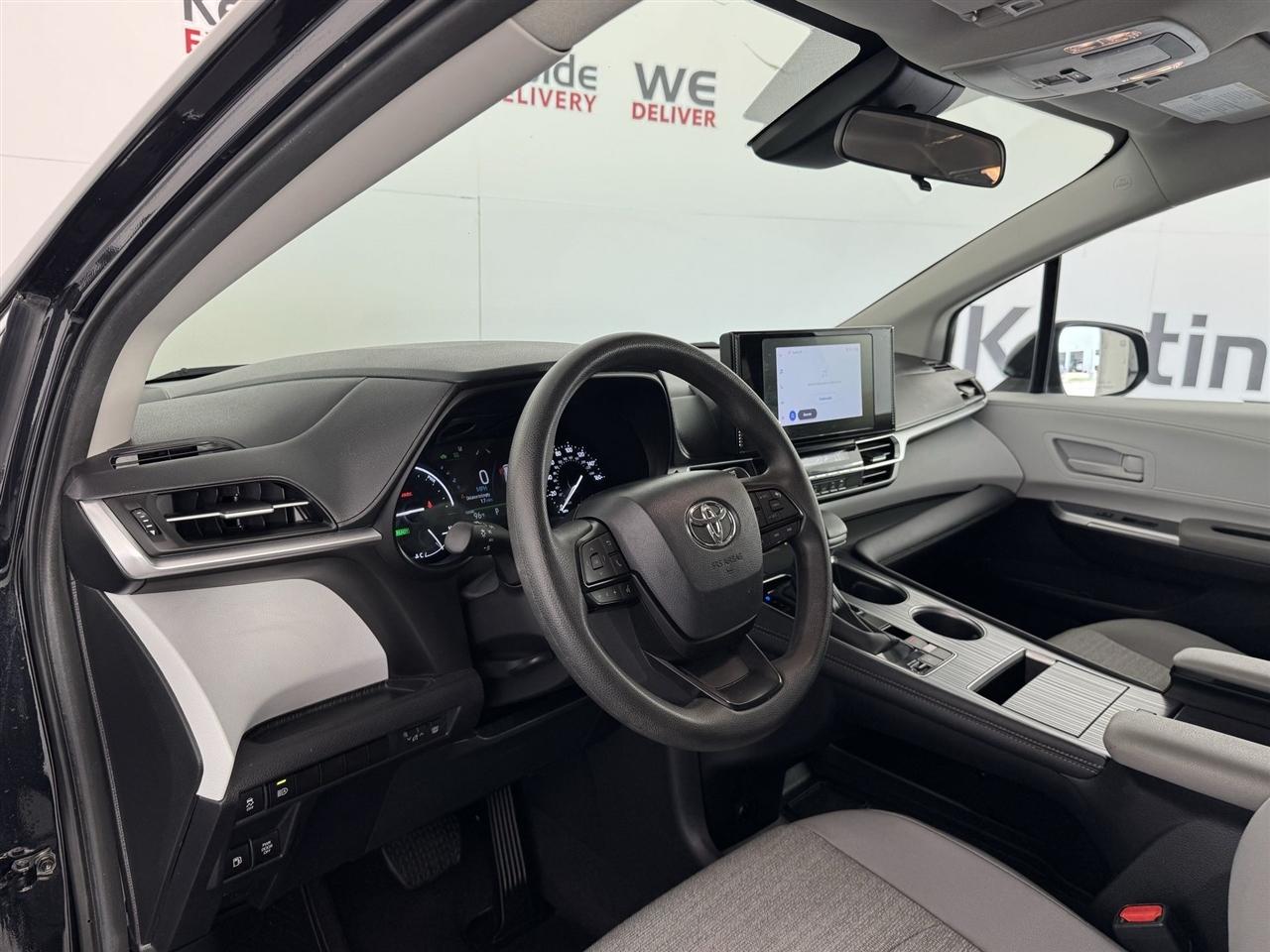 Toyota Sienna LE 8-Passenger 2025
