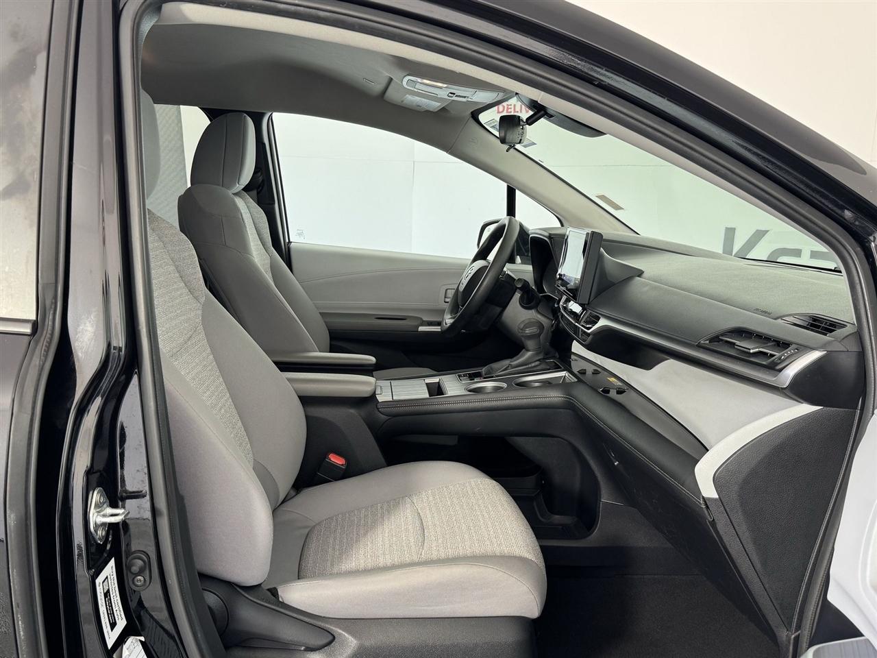 Toyota Sienna LE 8-Passenger 2025