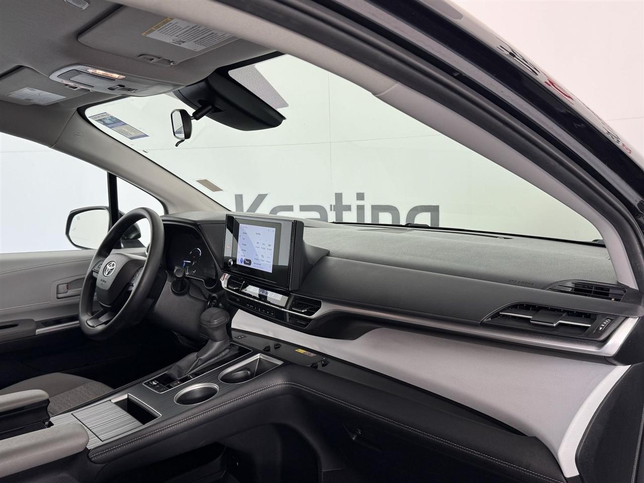 Toyota Sienna LE 8-Passenger 2025