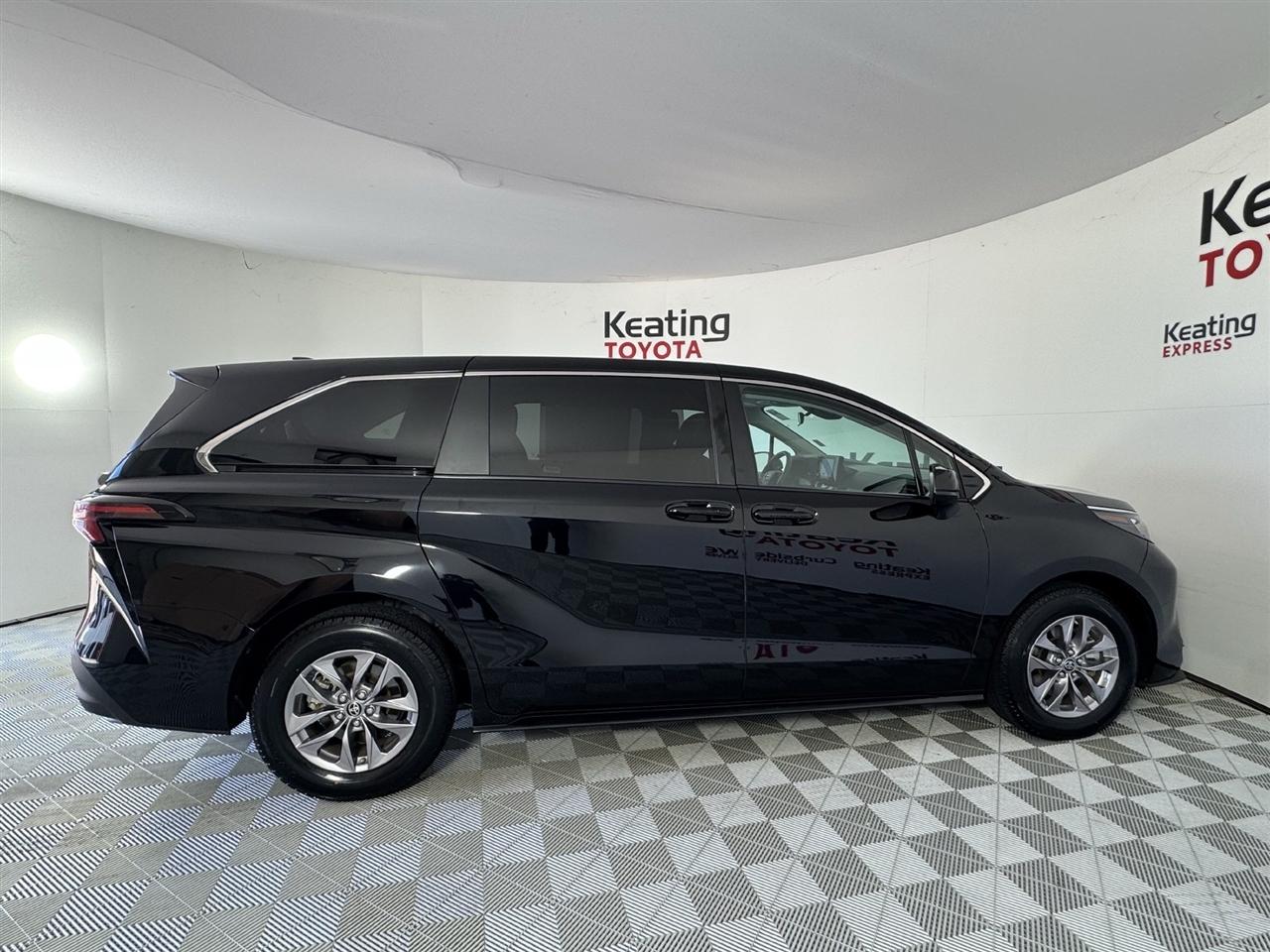 Toyota Sienna LE 8-Passenger 2025