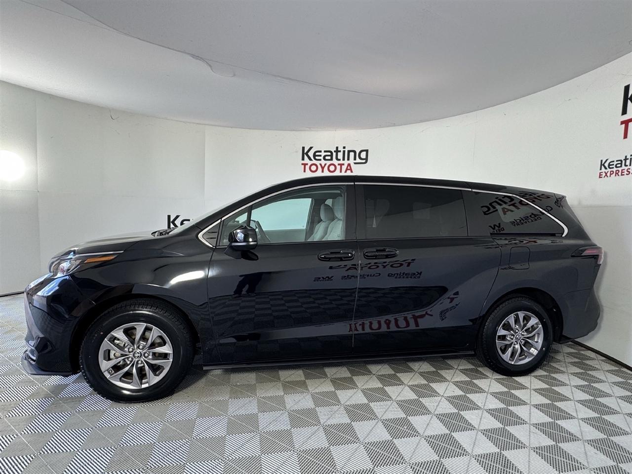 Toyota Sienna LE 8-Passenger 2025