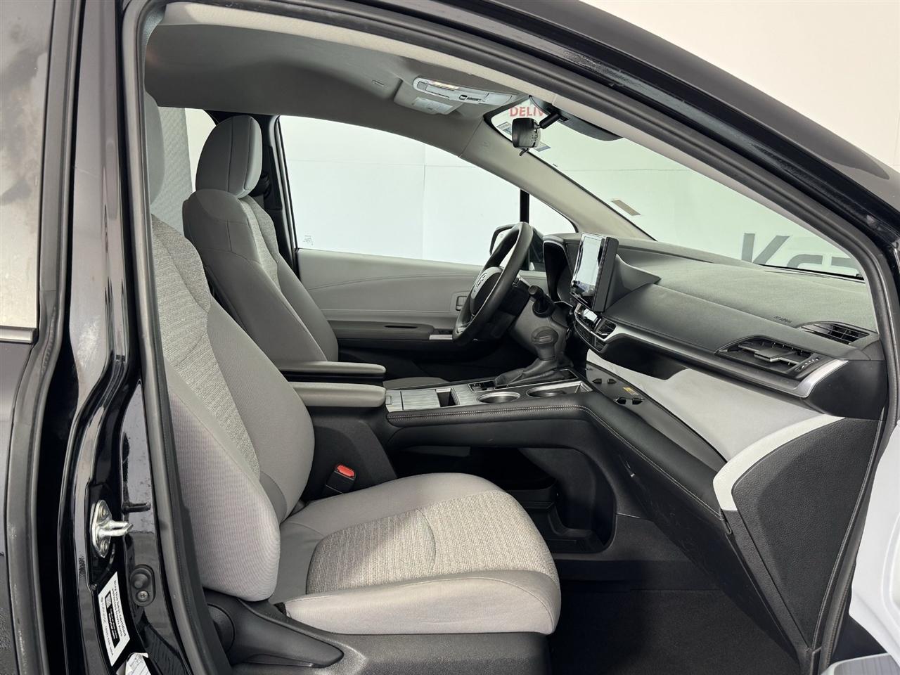 Toyota Sienna LE 8-Passenger 2025