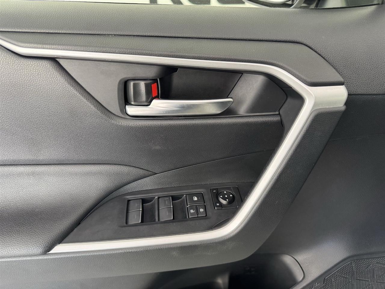 Toyota RAV4 Hybrid XLE 2025