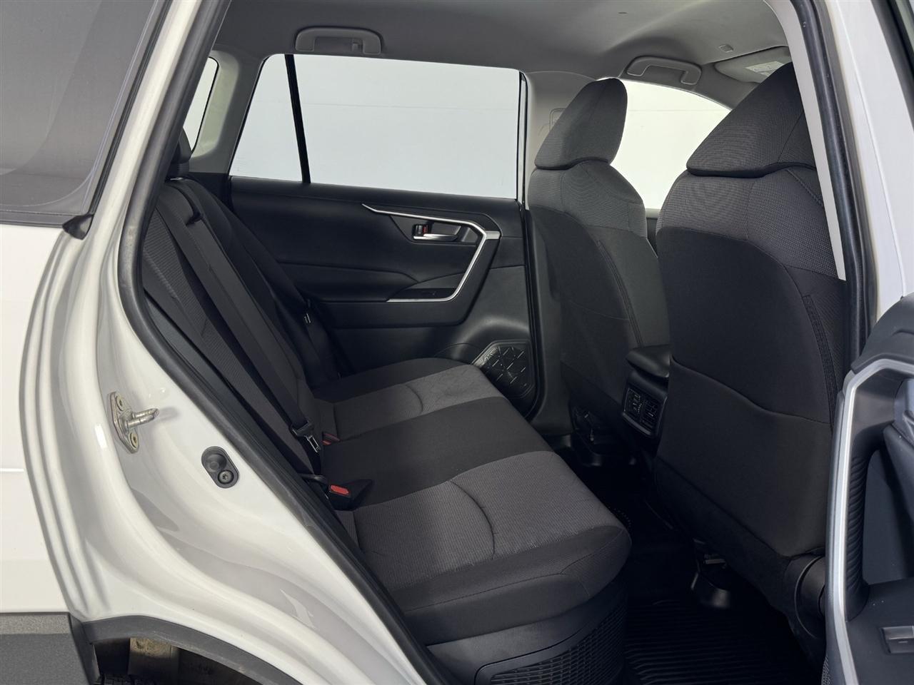Toyota RAV4 Hybrid XLE 2025