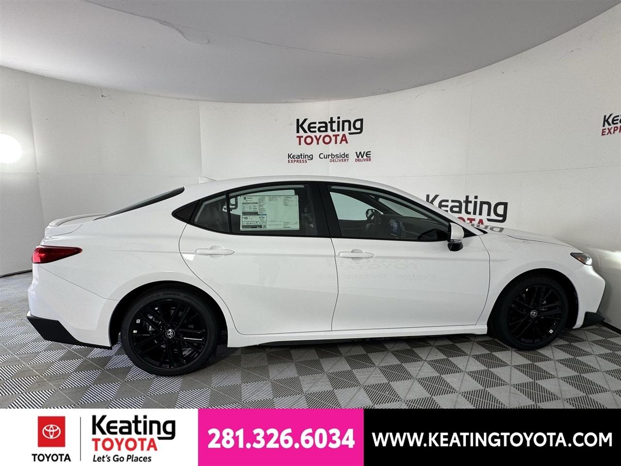 Toyota Camry Hybrid XLE 2026