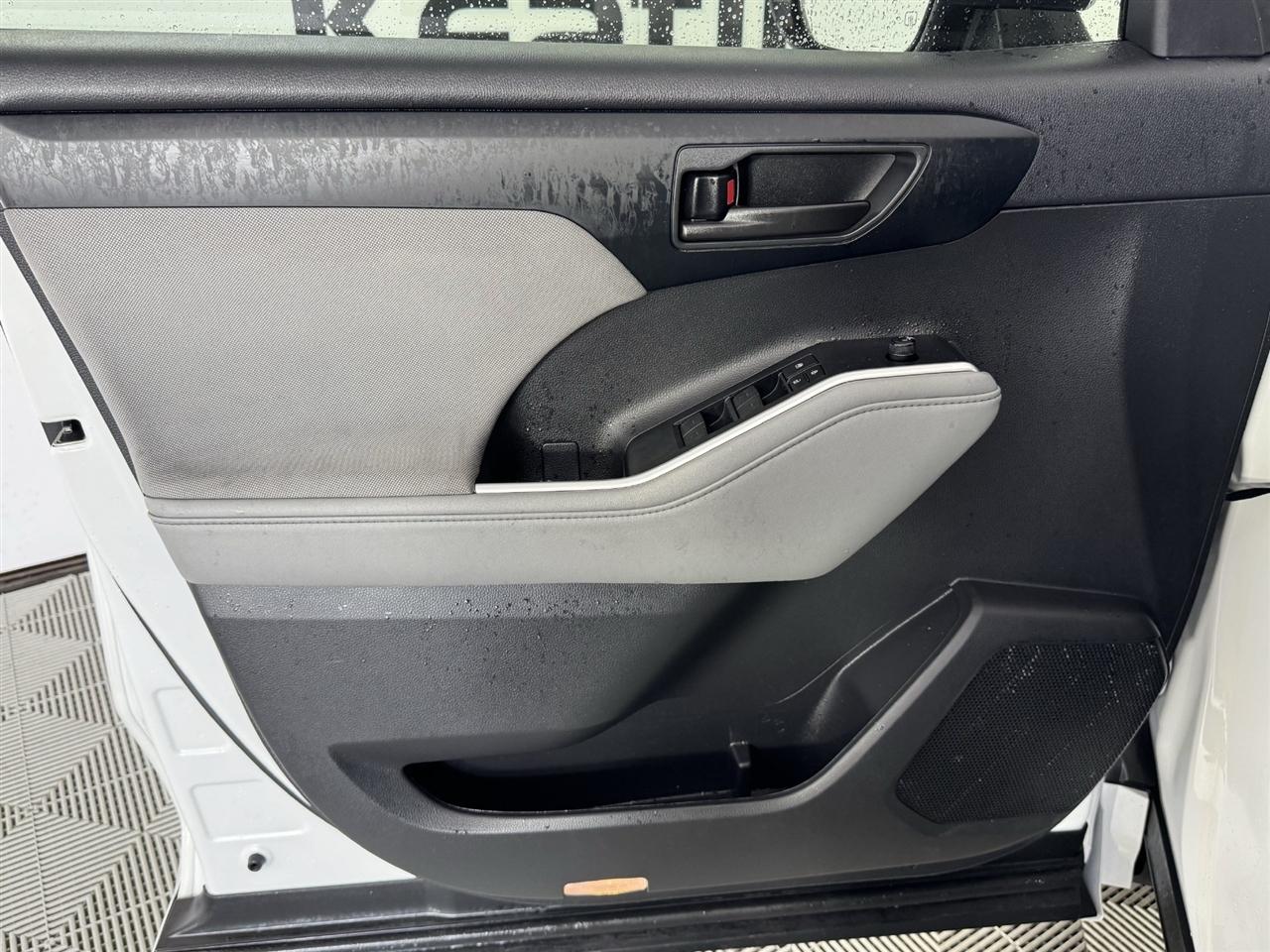 Toyota Highlander Hybrid LE AWD 2023