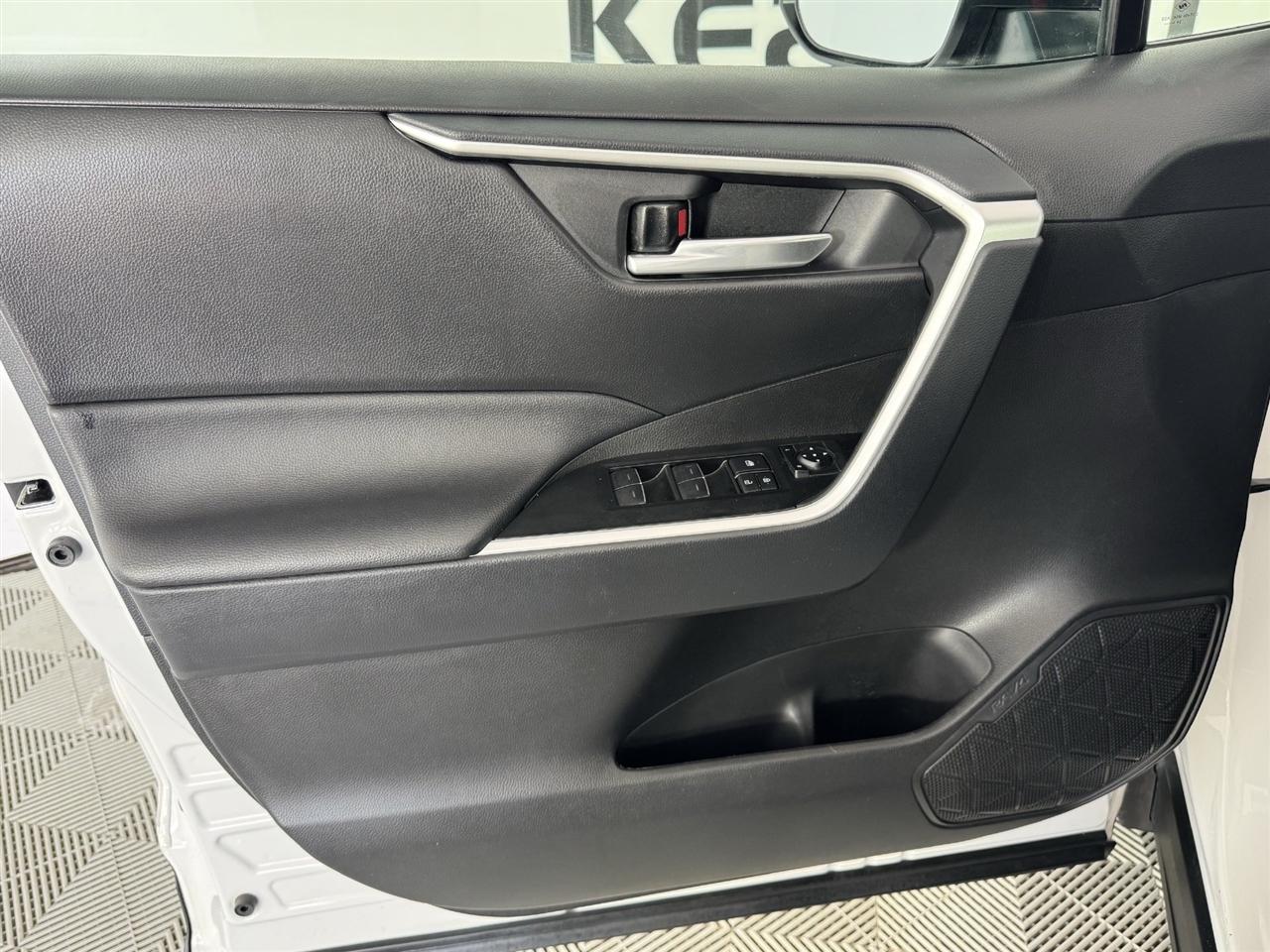 Toyota RAV4 XLE 2025