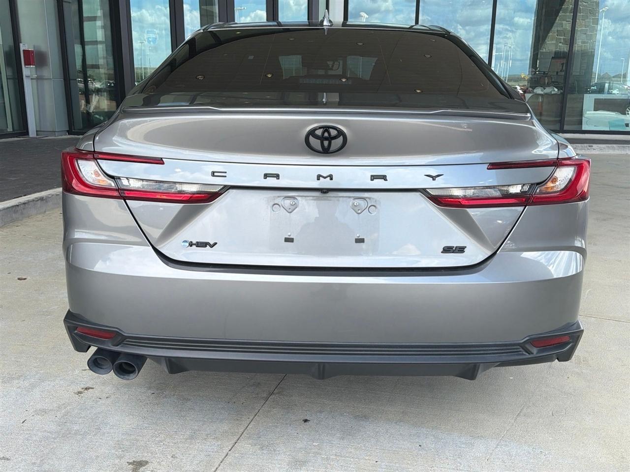 Toyota Camry Hybrid XLE 2025