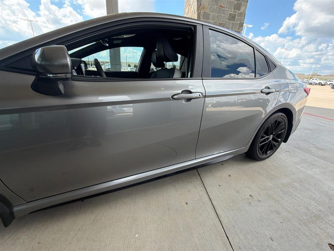 Toyota Camry Hybrid XLE 2025