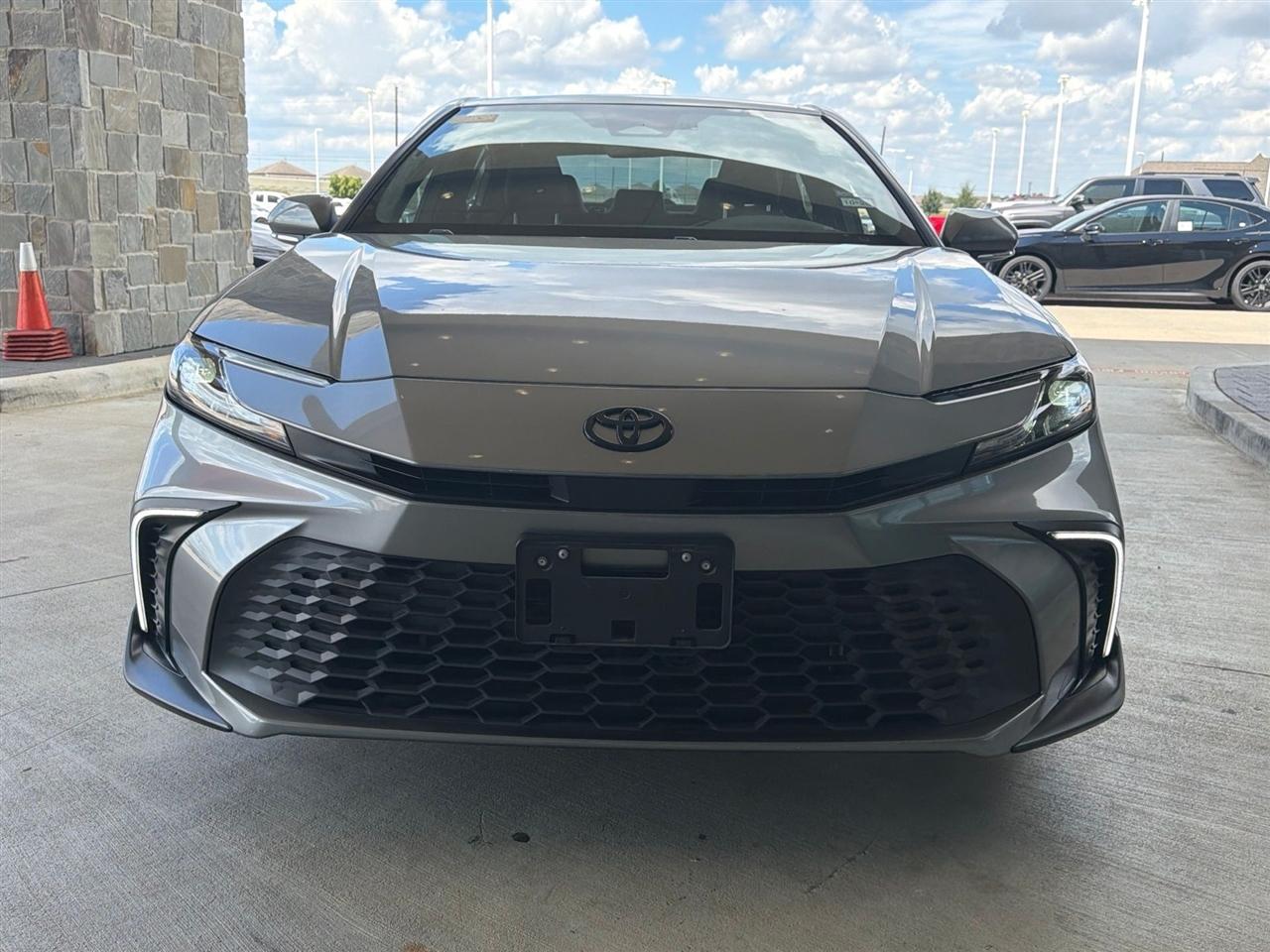 Toyota Camry Hybrid XLE 2025