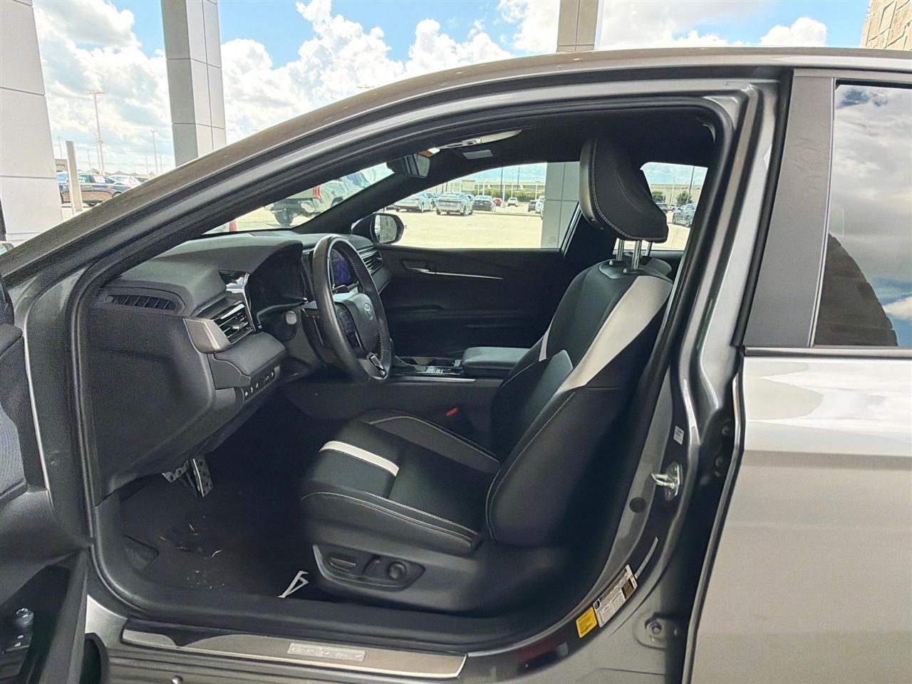 Toyota Camry Hybrid XLE 2025