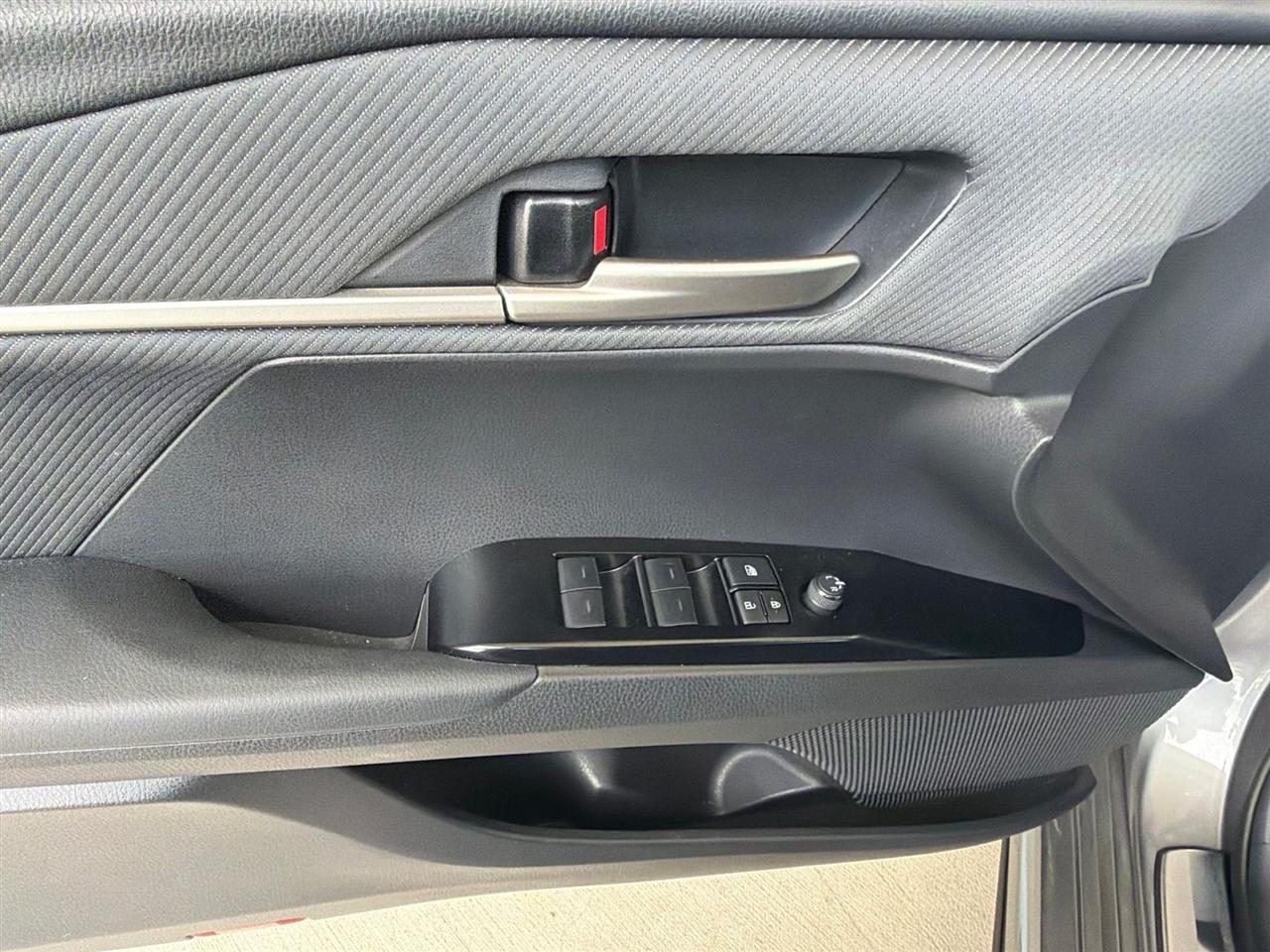 Toyota Camry Hybrid XLE 2025