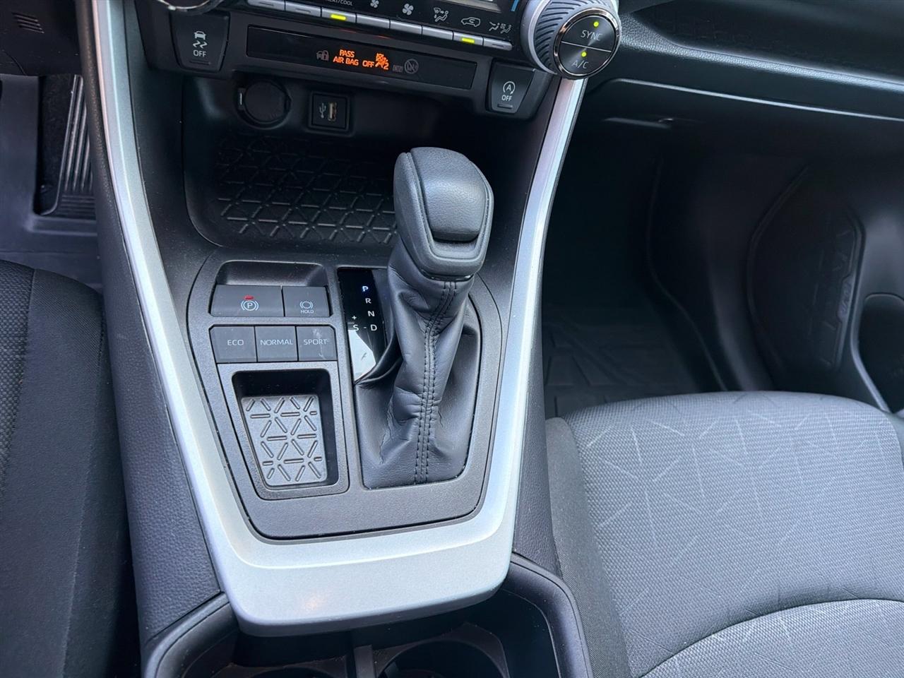Toyota RAV4 XLE 2025