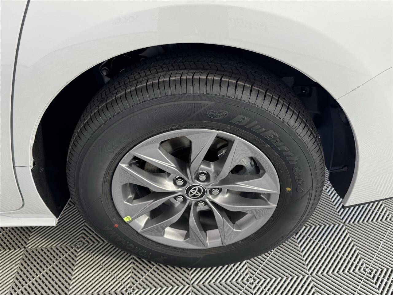 Toyota Sienna XLE 7-Passenger 2026