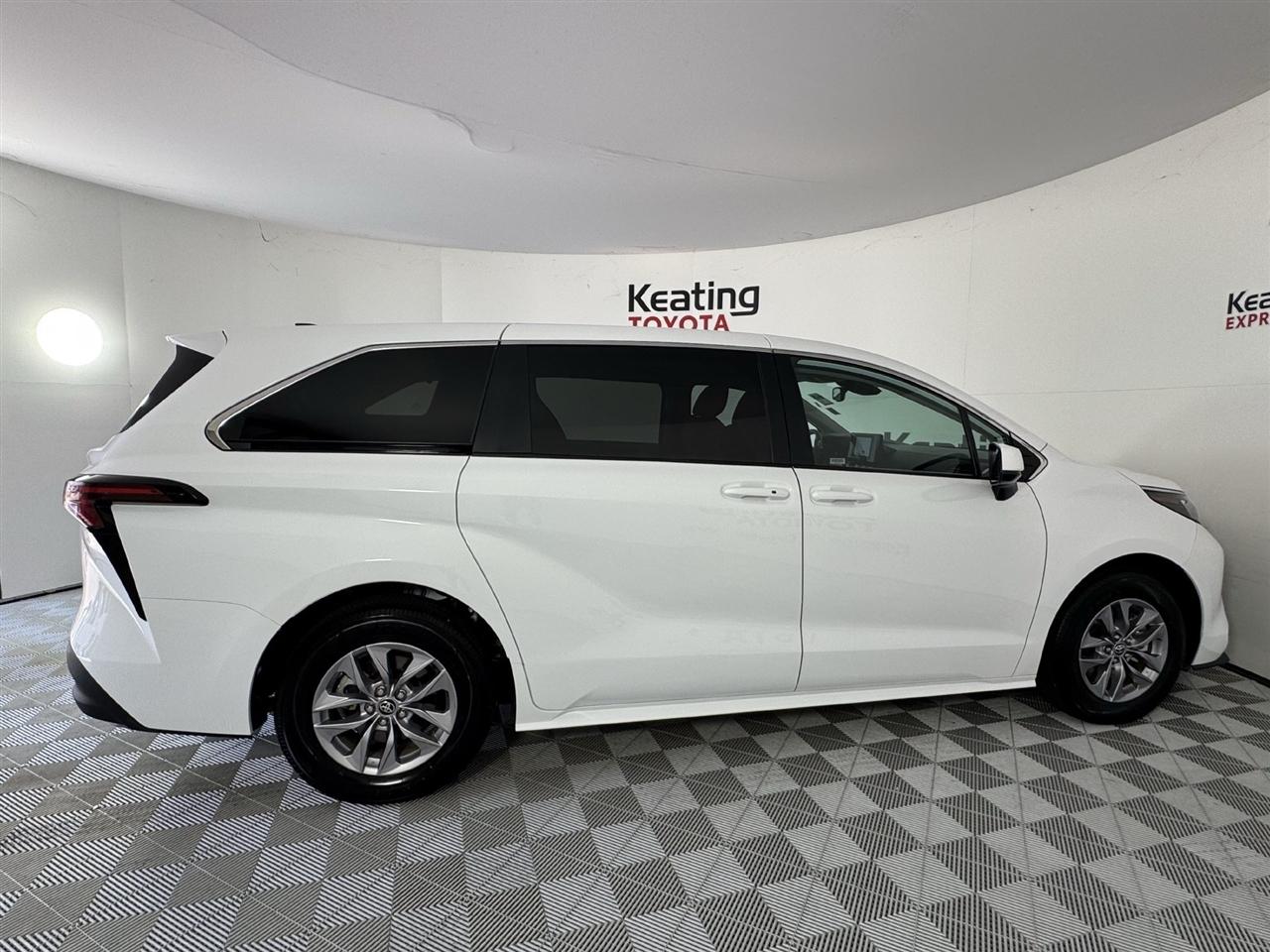 Toyota Sienna LE 8-Passenger 2026