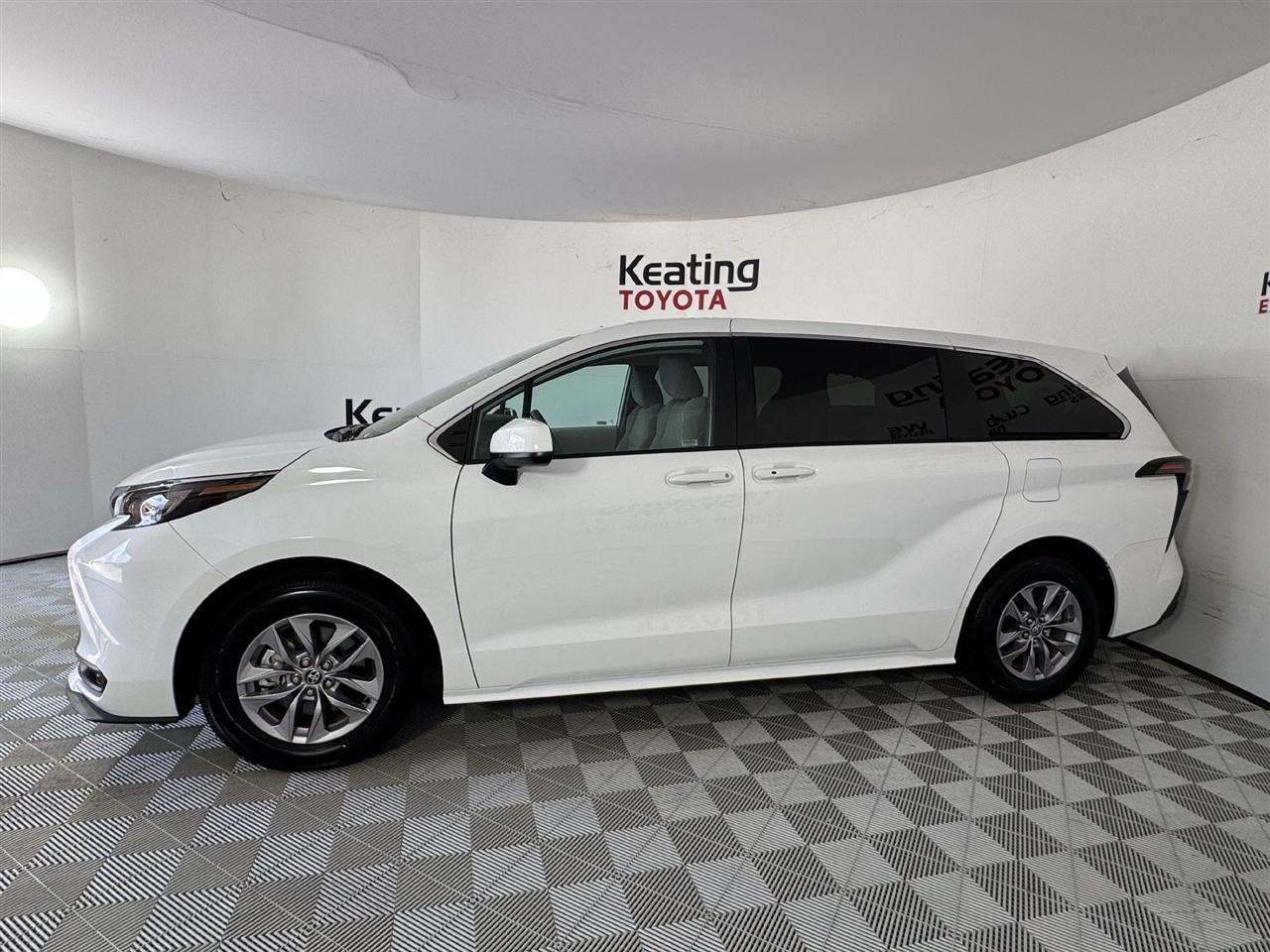 Toyota Sienna LE 8-Passenger 2026