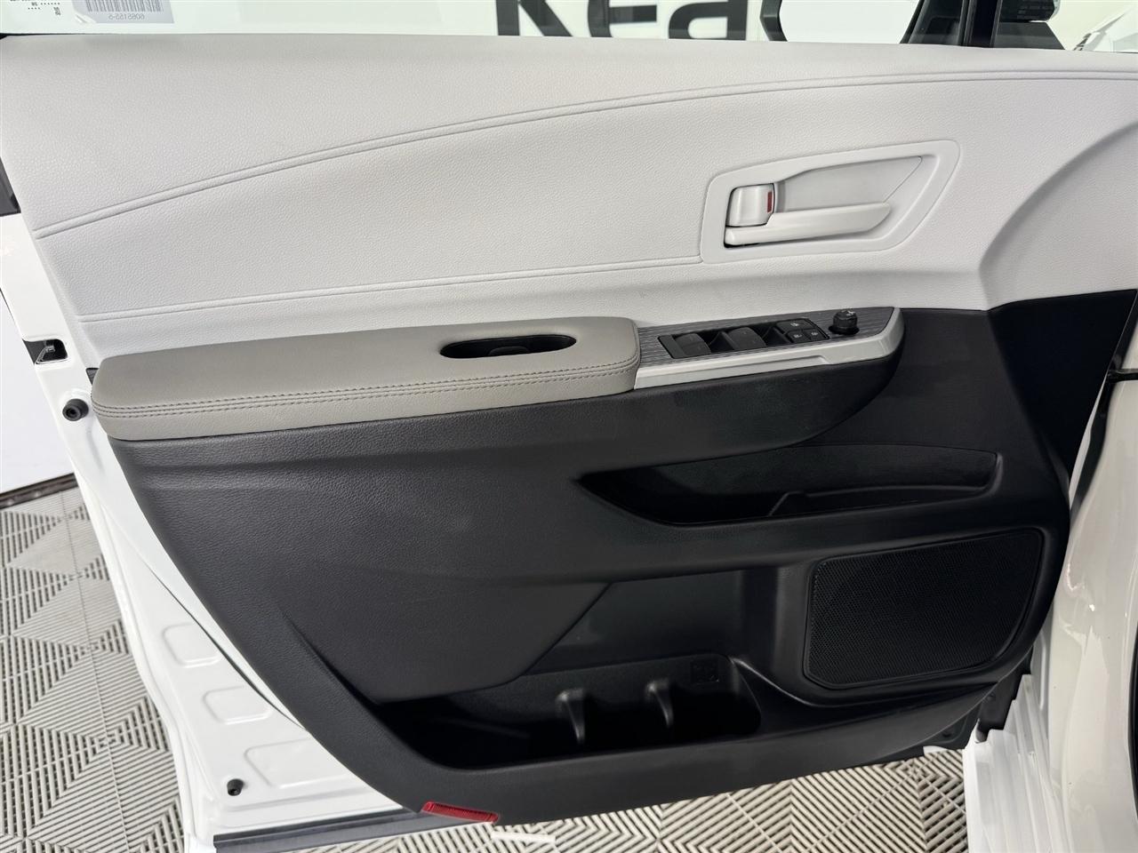 Toyota Sienna LE 8-Passenger 2026
