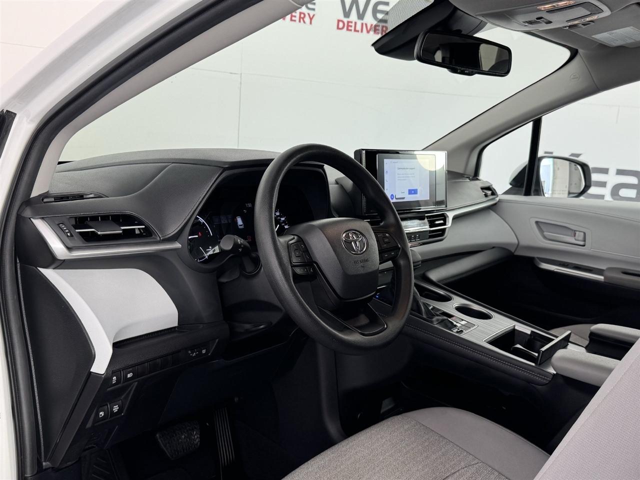 Toyota Sienna LE 8-Passenger 2026