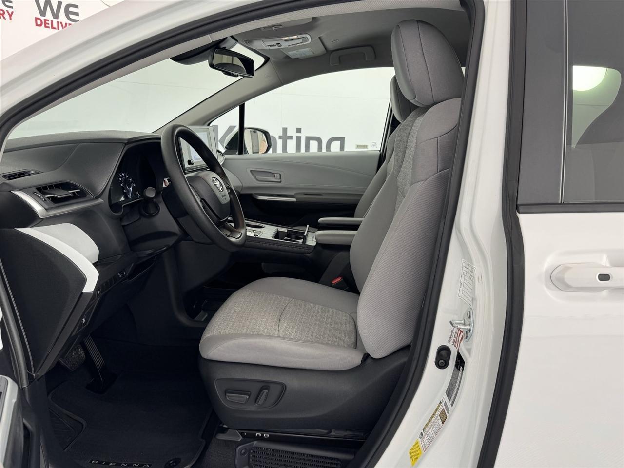 Toyota Sienna LE 8-Passenger 2026