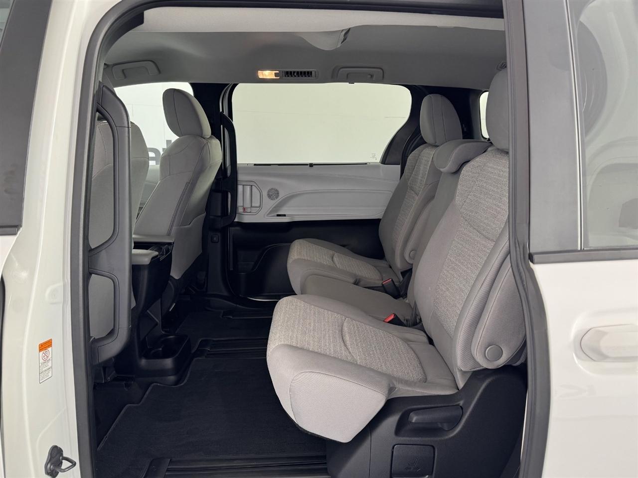 Toyota Sienna LE 8-Passenger 2026
