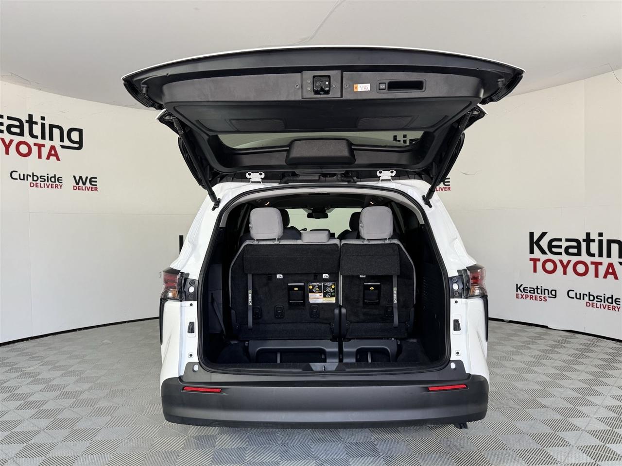 Toyota Sienna LE 8-Passenger 2026