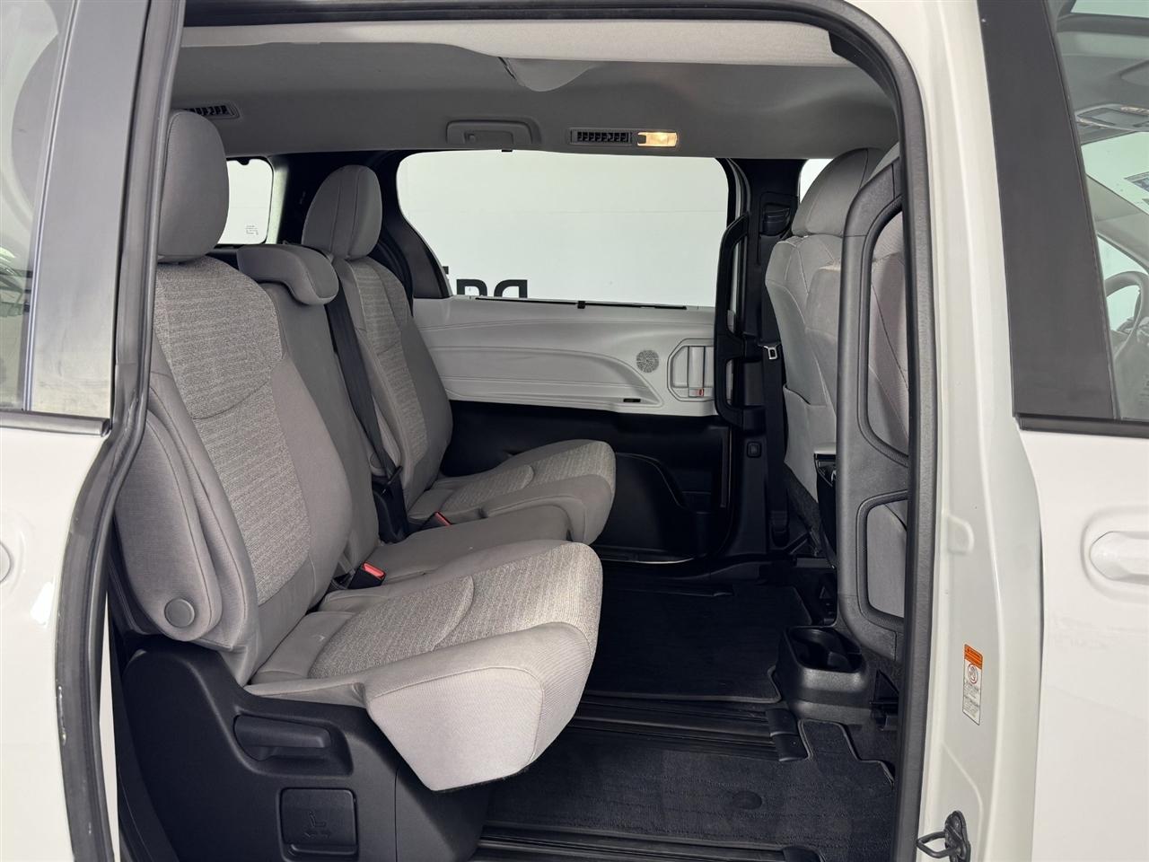 Toyota Sienna LE 8-Passenger 2026