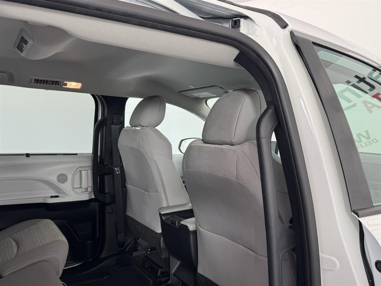 Toyota Sienna LE 8-Passenger 2026