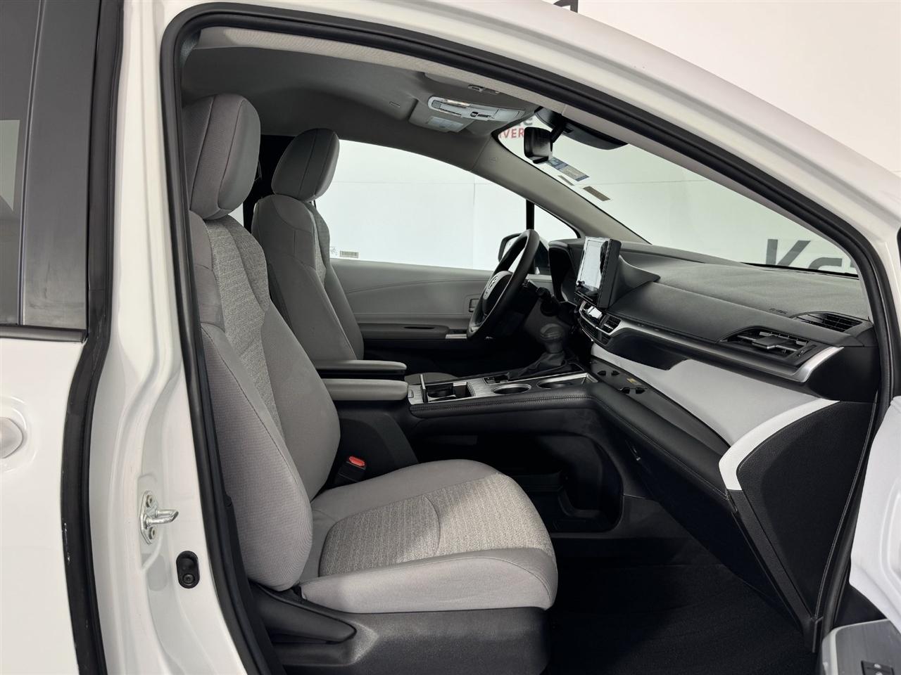 Toyota Sienna LE 8-Passenger 2026