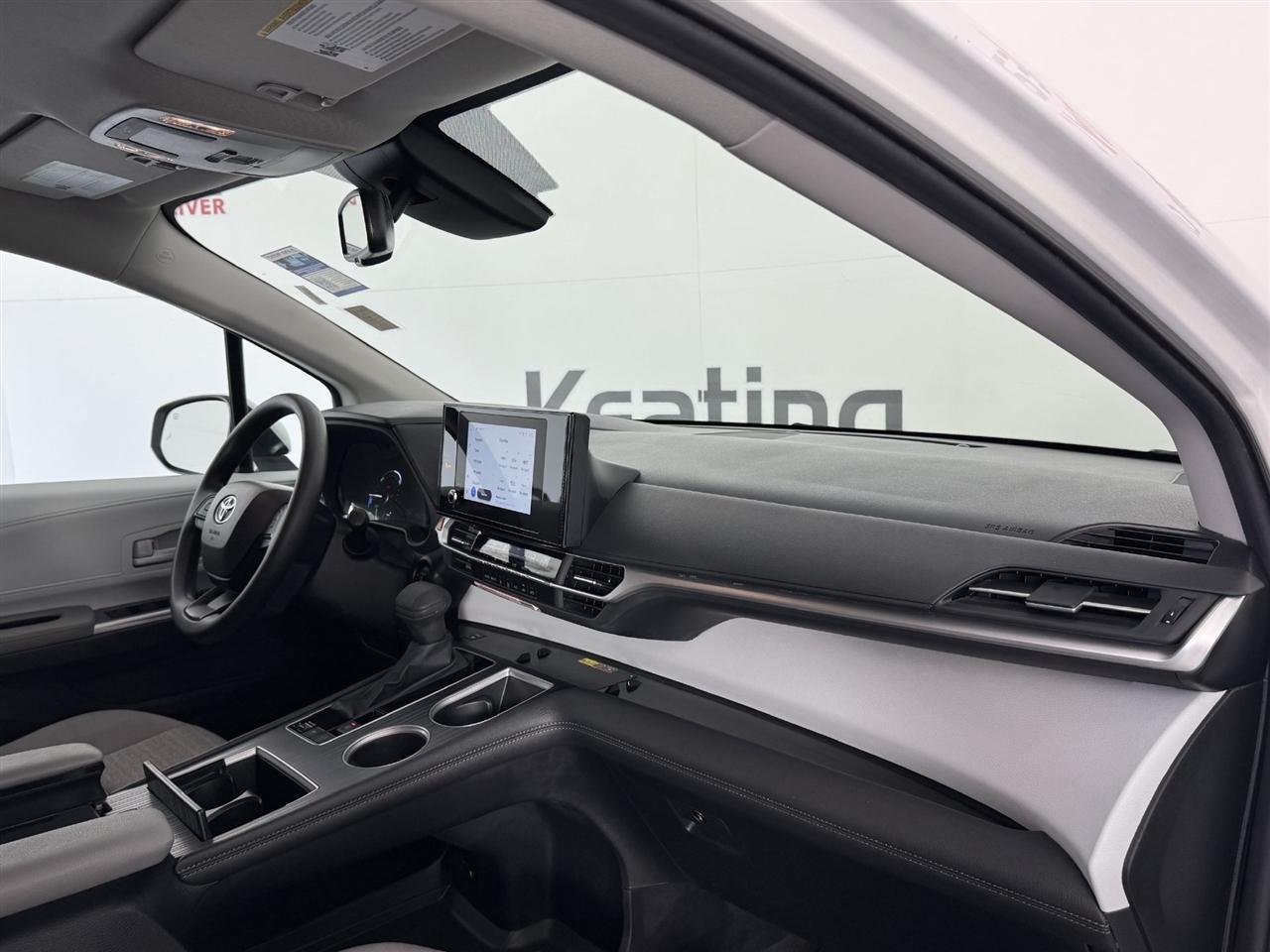 Toyota Sienna LE 8-Passenger 2026