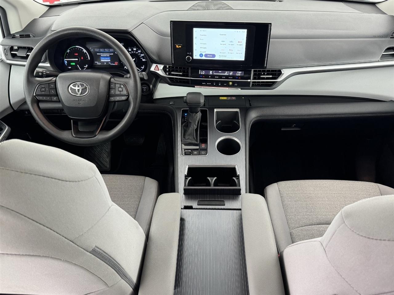Toyota Sienna LE 8-Passenger 2026