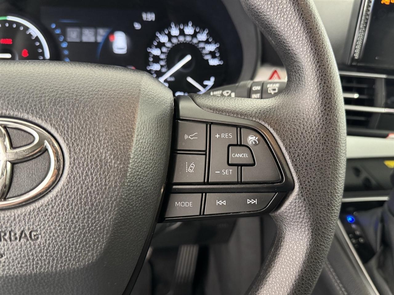 Toyota Sienna LE 8-Passenger 2026