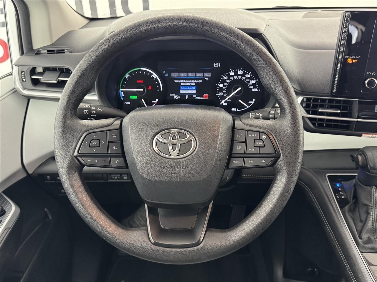 Toyota Sienna LE 8-Passenger 2026