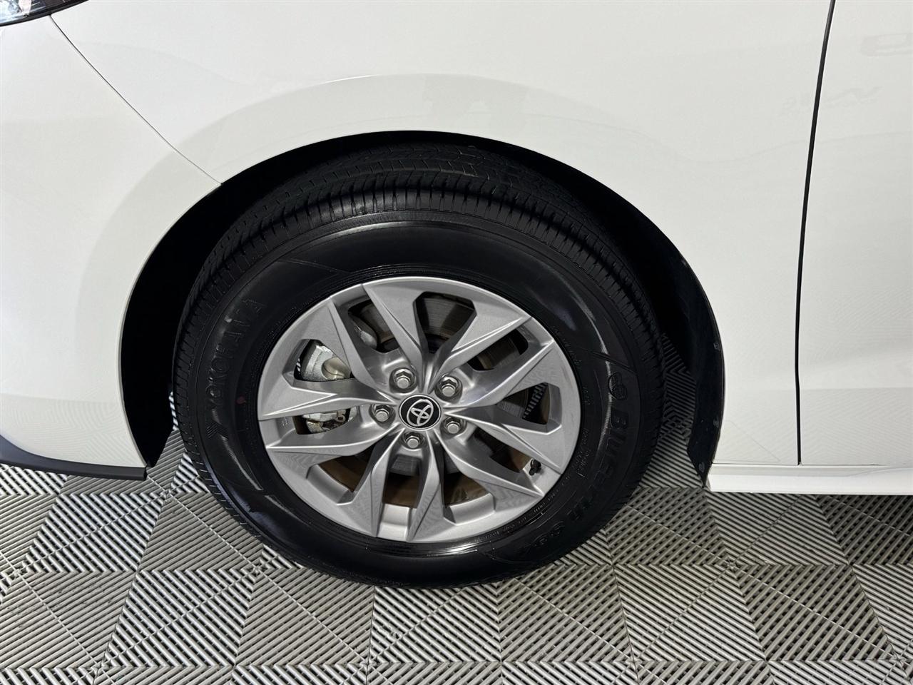 Toyota Sienna LE 8-Passenger 2026