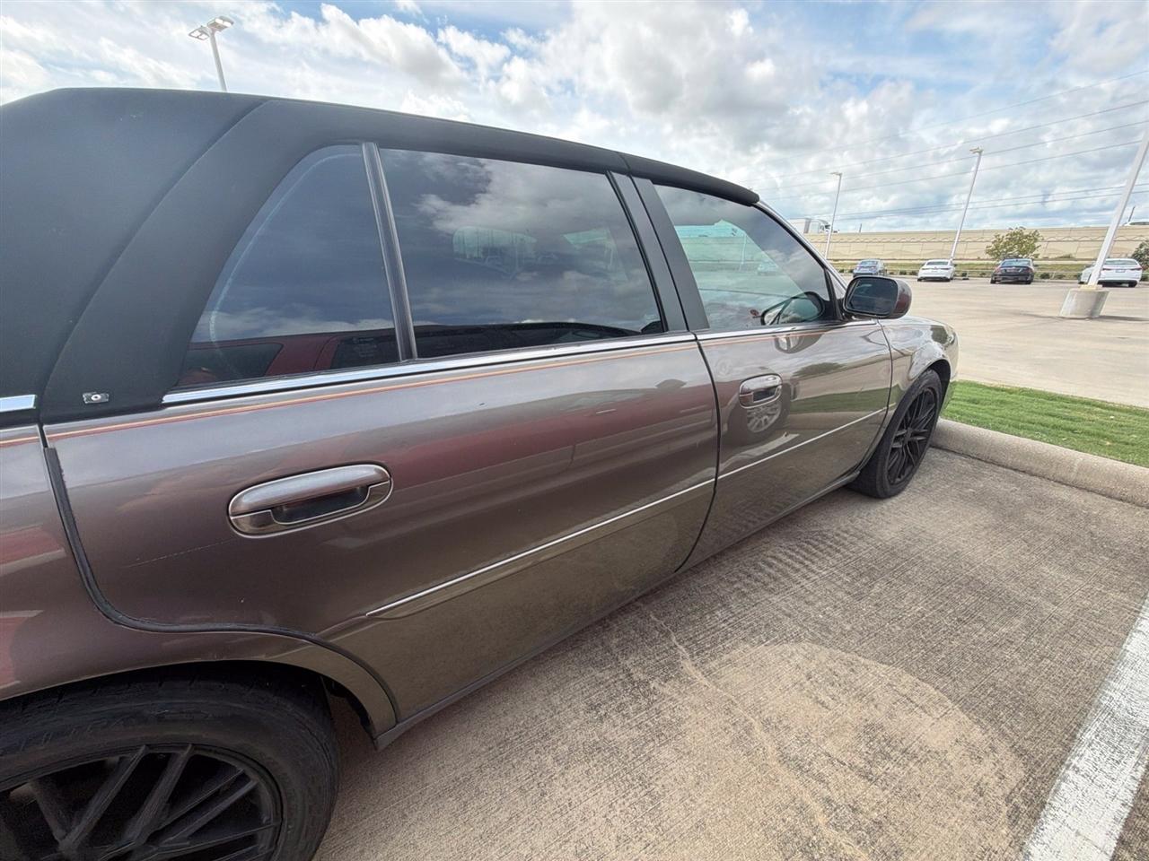 Cadillac DeVille Base 2001
