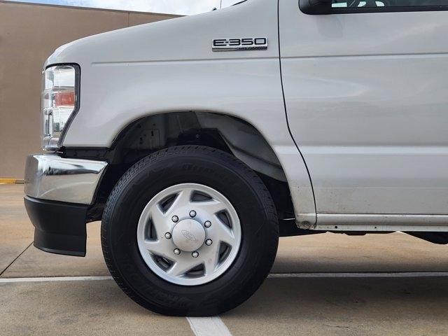 Ford Econoline E-350 Super Duty 2023