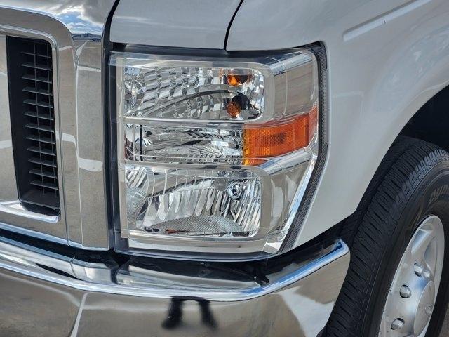 Ford Econoline E-350 Super Duty 2023