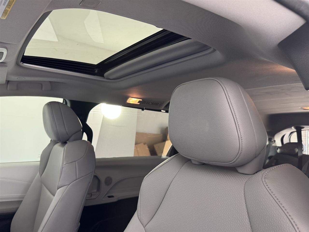 Toyota Sienna XLE 7-Passenger 2026
