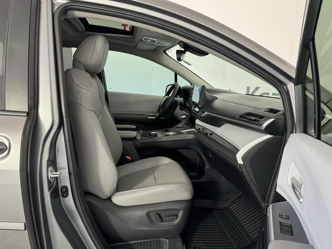 Toyota Sienna XLE 7-Passenger 2026