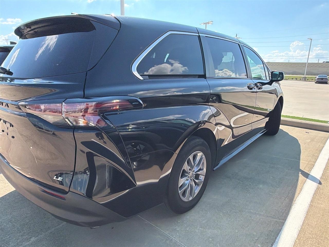 Toyota Sienna LE 8-Passenger 2025