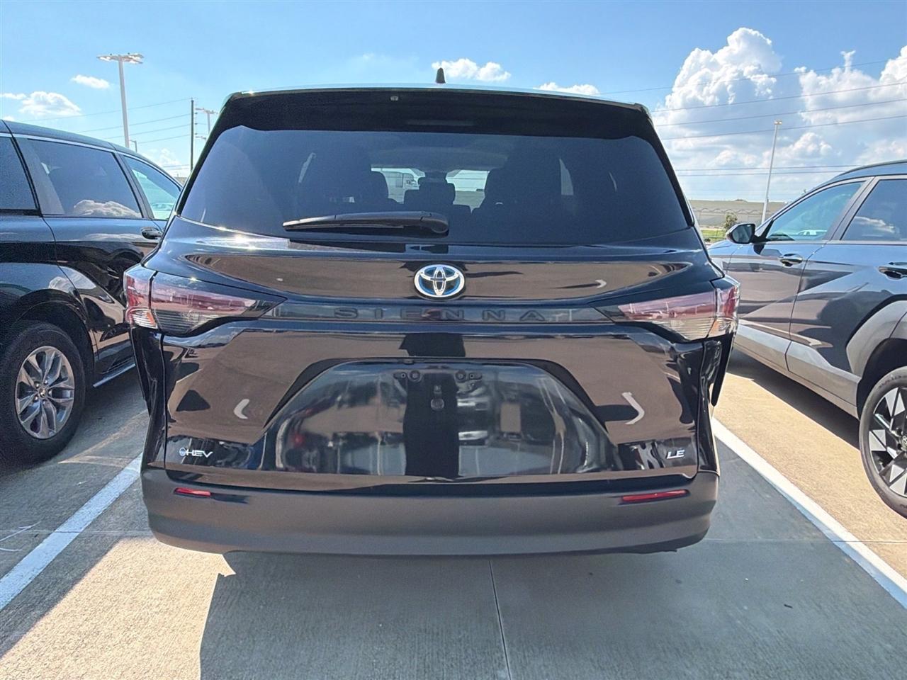 Toyota Sienna LE 8-Passenger 2025