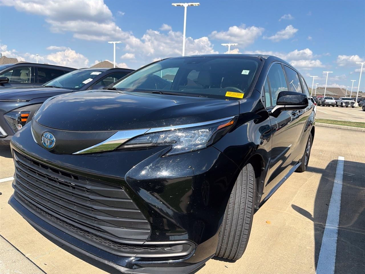 Toyota Sienna LE 8-Passenger 2025