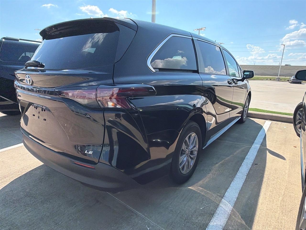 Toyota Sienna LE 8-Passenger 2025