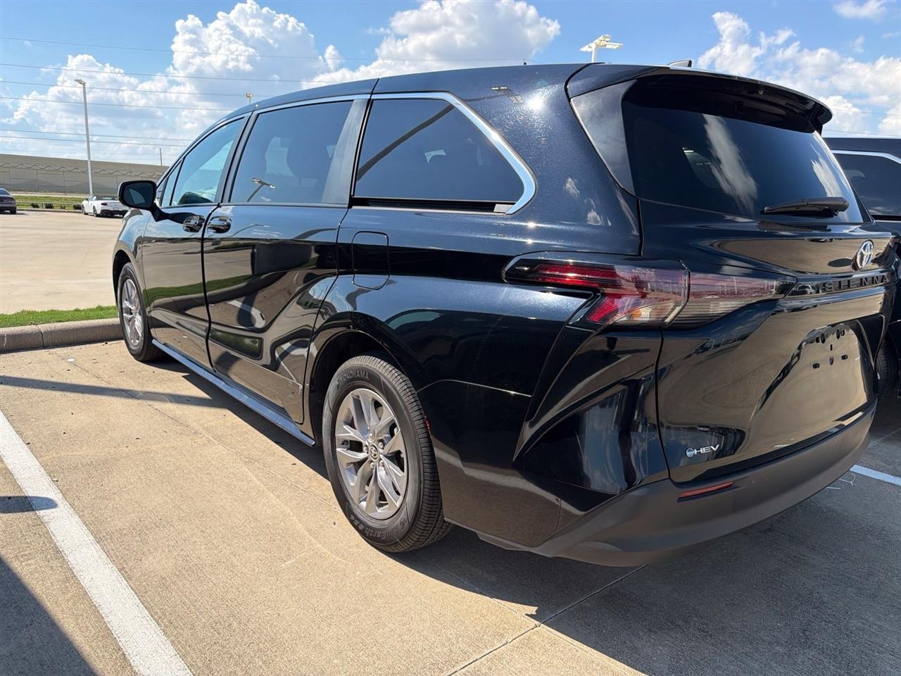 Toyota Sienna LE 8-Passenger 2025