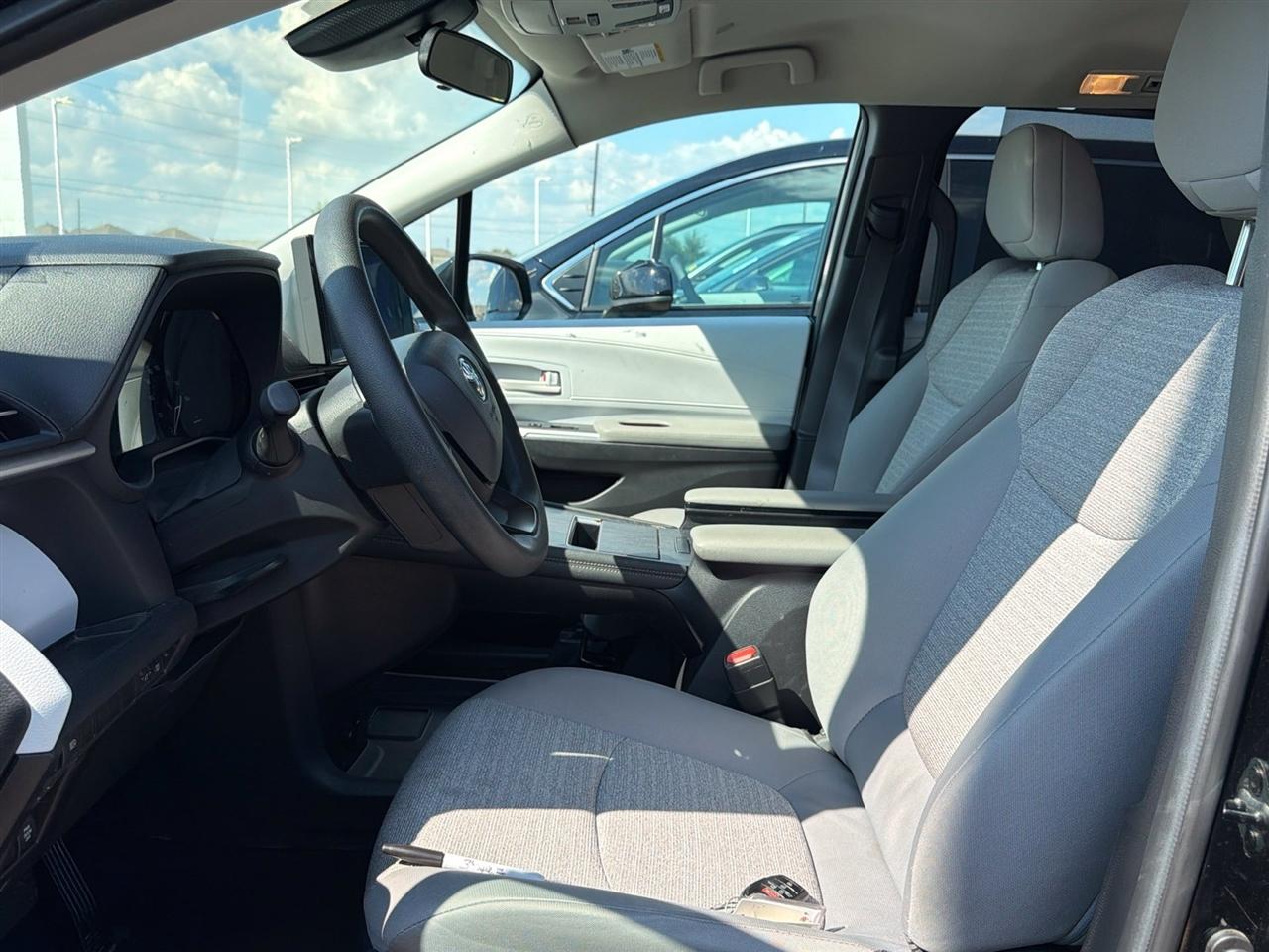 Toyota Sienna LE 8-Passenger 2025