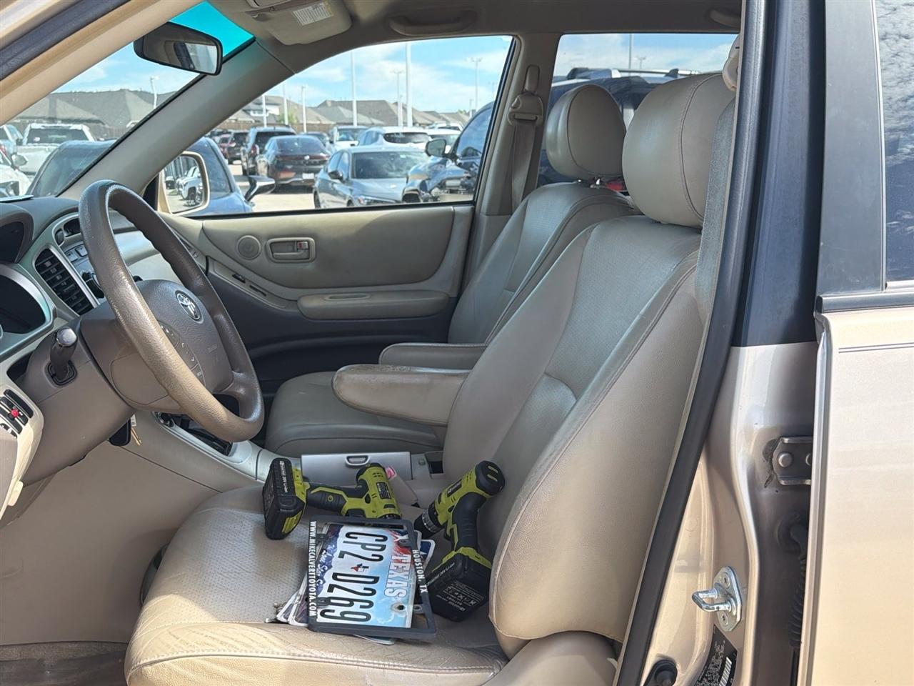 Toyota Highlander V6 2WD with 3rd-Row Seat 2004