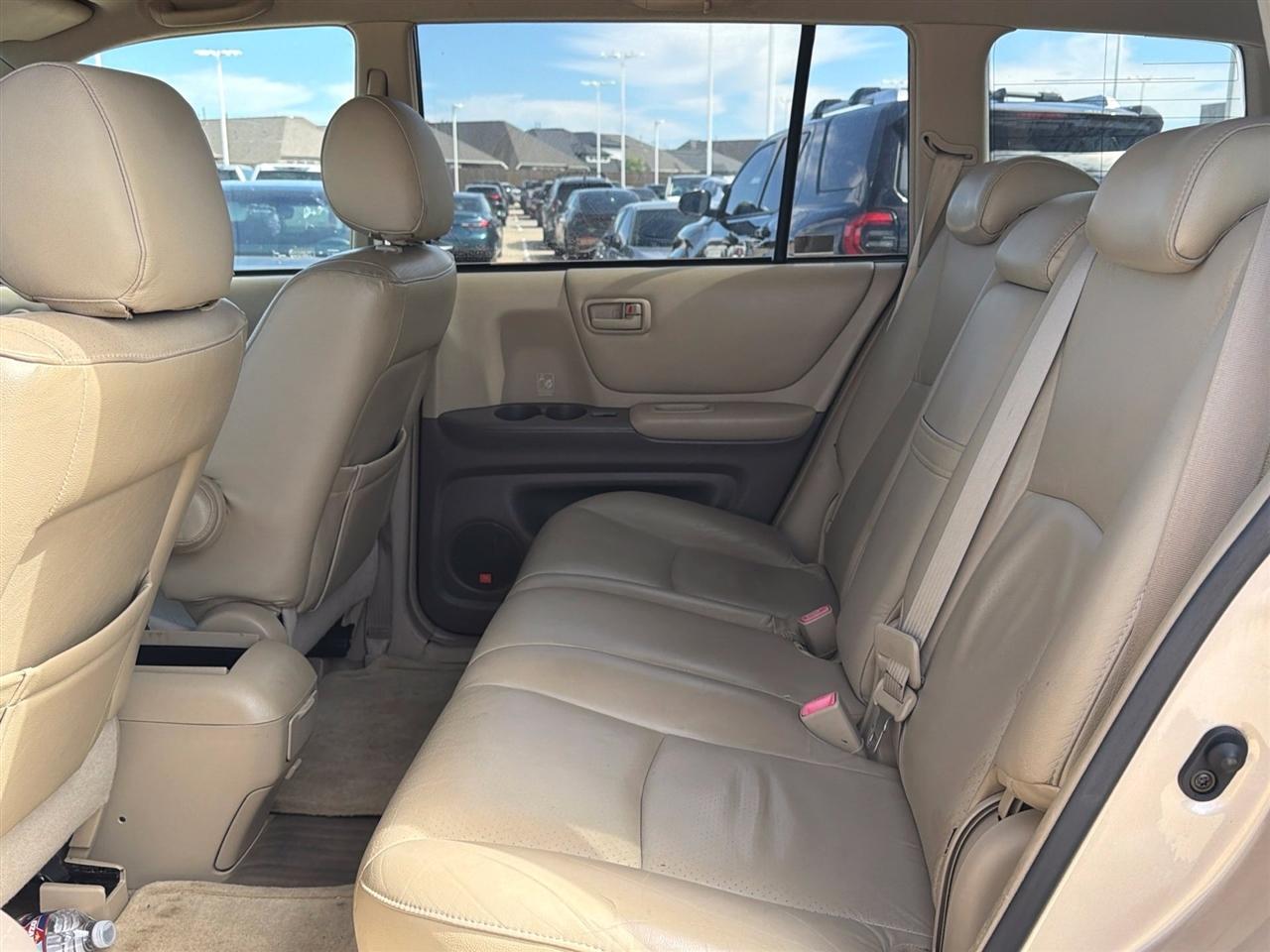 Toyota Highlander V6 2WD with 3rd-Row Seat 2004